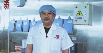 全國(guó)五一勞動(dòng)獎(jiǎng)?wù)芦@得者、陜西榆林四海食品配送有限責(zé)任公司生產(chǎn)班組組長(zhǎng) 趙志新 李凡攝_副本.jpg