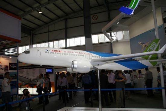 資料圖:國產(chǎn)C919大飛機模型