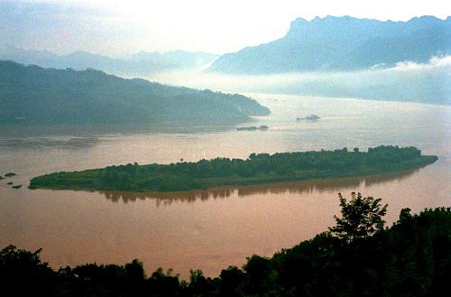 千秋三峽 世紀(jì)偉業(yè)——三峽工程見證新中國(guó)60年發(fā)展足跡 這是中堡島的原始地貌(資料照片)。三峽工程于1994年12月14日正式開工,工程采用分期導(dǎo)流方式,分三期進(jìn)行施工,以中堡島為分界點(diǎn)向兩側(cè)延伸,分別修建左岸和右岸大壩。 “截?cái)辔咨皆朴辏邖{出平湖”,隨著設(shè)計(jì)建設(shè)任務(wù)的如期完成,歷經(jīng)近17年的建設(shè),舉世矚目的三峽工程將一代偉人的豪邁設(shè)想變?yōu)楝F(xiàn)實(shí)。承載著共和國(guó)水利輝煌夢(mèng)想的三峽工程,鑄就了惠及千秋的民生水利。 三峽工程凝聚了幾代中央領(lǐng)導(dǎo)集體和全國(guó)人民的智慧與力量。1978年至1988年,三峽工程基本完成了建設(shè)的決策準(zhǔn)備;1988年至1998年,三峽工程正式開工并實(shí)現(xiàn)大江截流;1998年至2008年,三峽樞紐主體工程、輸變電工程和移民工作基本完成,三峽水庫實(shí)現(xiàn)了175米蓄水的最終目標(biāo)條件,使夢(mèng)想變?yōu)楝F(xiàn)實(shí)。 新華社發(fā)